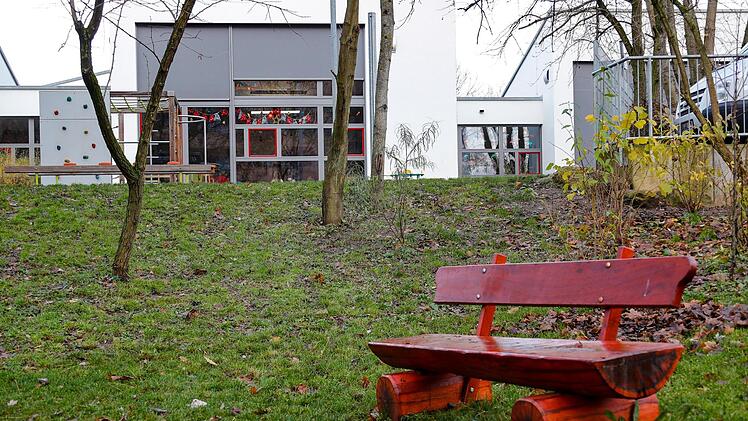 Wo jetzt noch die rote Bank steht, soll einmal das Stelzenhaus seinen Platz haben. Foto: Matthias Hoch
