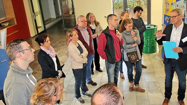 Oberstudiendirektor Joachim Schwigon (rechts) führte beim Informationstag  im Schönborn-Gymnasium eine Gruppe von Eltern durch die Schule. Foto:  Dieter Britz