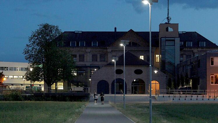 Auf den Rad- und Fußwegen zur Fortuna brennen Solarleuchten.  Fotos: Andreas Dorsch