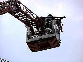 Spektakuläre Rettung in Nürnberg: Bub (2) klettert auf Dach und klammert sich an Dachfirst fest