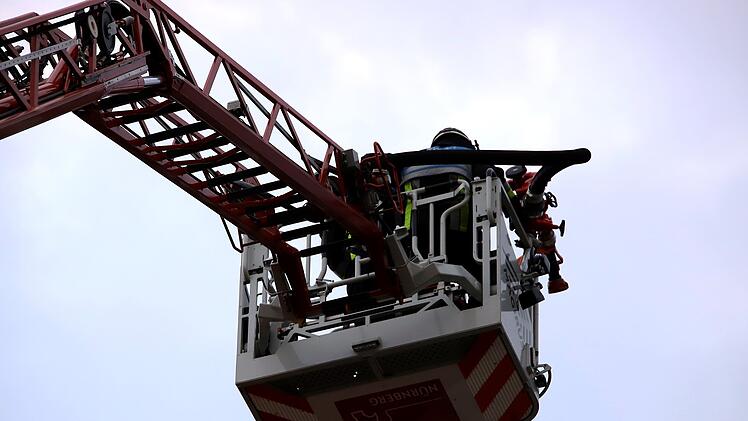 Spektakuläre Rettung in Nürnberg: Bub (2) klettert auf Dach und klammert sich an Dachfirst fest