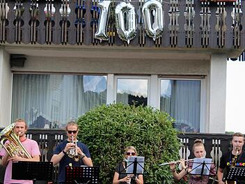 Sie trafen sich zur Serenade zum 100. Mal:  Joob und Justus Tillmann, Daniela Weingärtner, Sophia und Lorenz Schubert (v.l.). Foto: Werner Vogel