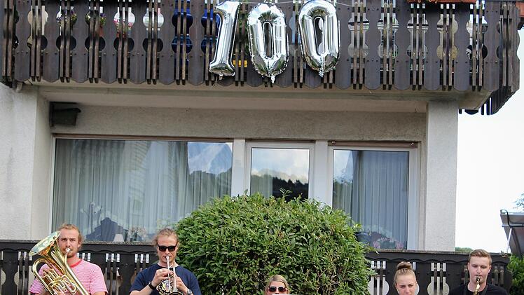 Sie trafen sich zur Serenade zum 100. Mal:  Joob und Justus Tillmann, Daniela Weingärtner, Sophia und Lorenz Schubert (v.l.). Foto: Werner Vogel