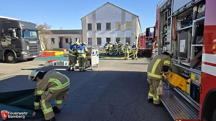 Gefahrgutzug der Feuerwehr Bamberg zu ABC-Einsatz alarmiert: Auslaufende Schwefelsäure