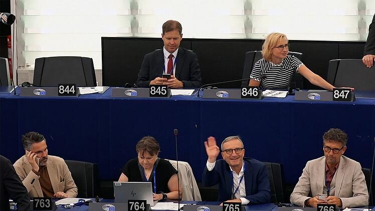 Thomas Geisel (Mitte), ehemaliger SPD-Oberb&uuml;rgermeister von D&uuml;sseldorf, sitzt jetzt f&uuml;r das BSW im Europ&auml;ischen Parlament. Die Familie ist verst&ouml;rt.