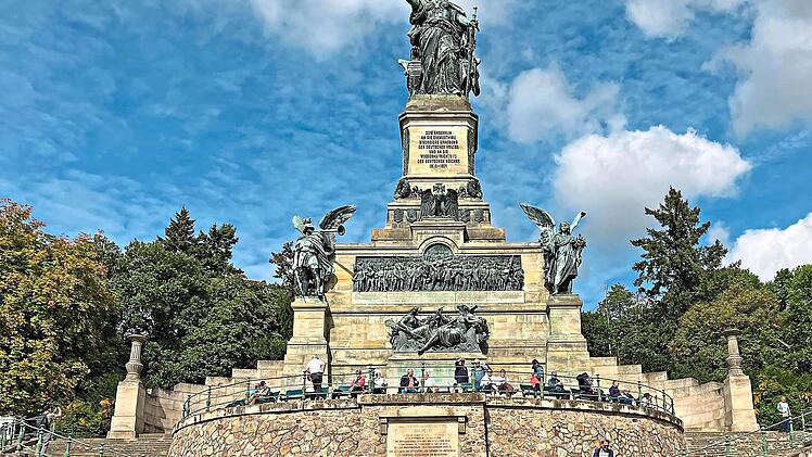 Reisegruppe des Gesangvereins 1883 Garitz unter dem Niederwalddenkmal im Rheingau.Heinrich Fuchs