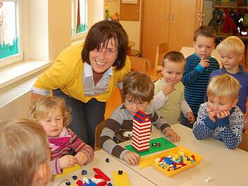 Freies Spielen gehört auch im Kindergarten dazu. Die einen bauen, die anderen rätseln, was das wohl wird... und sobald das Wetter passt, geht's raus an die frische Luft. Fotos: Christina Hauptmann