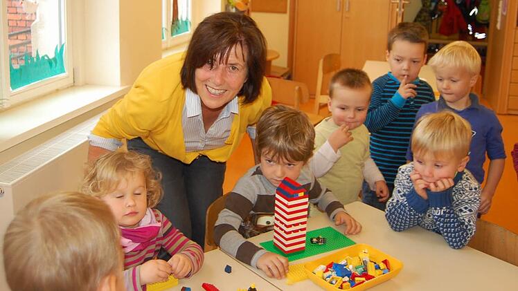 Freies Spielen gehört auch im Kindergarten dazu. Die einen bauen, die anderen rätseln, was das wohl wird... und sobald das Wetter passt, geht's raus an die frische Luft. Fotos: Christina Hauptmann