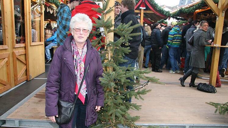 Hannelore Ulrich (71) ist eigentlich jedes Wochenende im Niklaushaus. ,Meine Tochter arbeitet hier, ich finde die Stimmung heute wunderbar. Das ist nicht immer so, aber heute stimmt alles. Es ist richtig friedlich', schwärmt sie und trifft auf viele Bekannte, denen sie Frohe Weihnachten wünscht