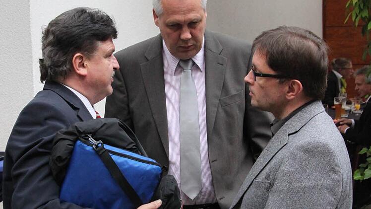 Landrat Klaus Peter Söllner, Geschäftsführer Bernd Müller und BR-Redaktionsleiter Alexander Müller im Gespräch.