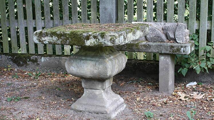 Die Gartenmöbel waren früher aus Stein. Auch diese Sitzgruppe soll restauriert werden.