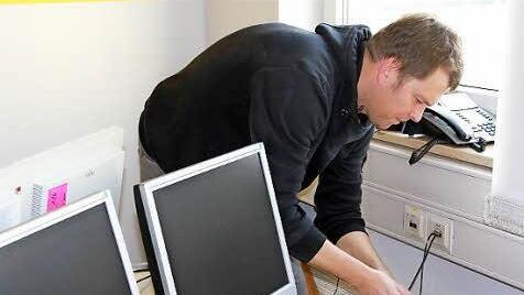 Michael Arnold müht sich mit den Computern.