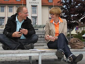 Einsatz für die Region: Matthias Endres und Cordula Kuhlmann vor dem Wildfleckener Rathaus. Foto: Ulrike Müller