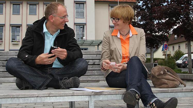 Einsatz für die Region: Matthias Endres und Cordula Kuhlmann vor dem Wildfleckener Rathaus. Foto: Ulrike Müller