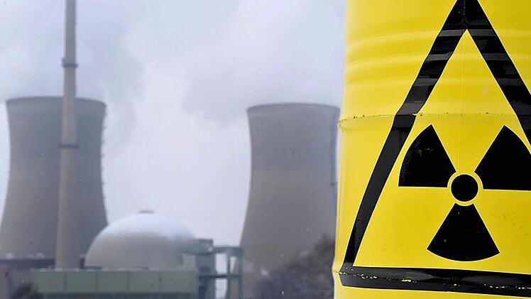 Ein Metallfass mit Atom-Gefahrenkennzeichung steht während einer Protestaktion von Bündnis 90/Die Grünen vor dem Atomkraftwerk Grafenrheinfeld bei Schweinfurt. Foto: David Ebener/dpa