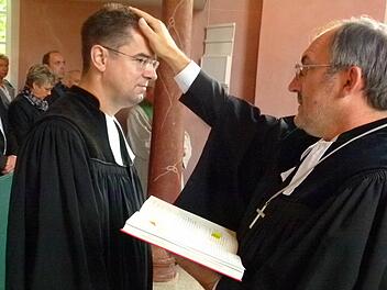 Dekan Andreas Kleefeld (rechts) entpflichtet Pfarrer Michael Meyer zu Hörste.Foto: Lothar Weidner