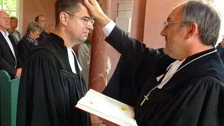 Dekan Andreas Kleefeld (rechts) entpflichtet Pfarrer Michael Meyer zu Hörste.Foto: Lothar Weidner