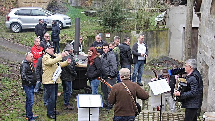 Umringt der Kanonenofen, an dem das Bier mit Musik gleich besser schmeckte.
