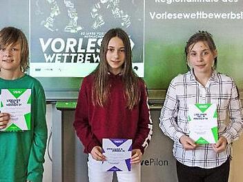 Für den Regionalentscheid auf Kreisebene hatten sich (von links) Christopher Aumüller, Anna Weber und Leni Fuß qualifiziert. Anna Weber ging als Siegerin hervor. Foto: Klaus Gagel