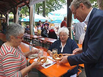 Liesel Volkert (l.) war bestens vorbereitet und hatte Butter mitgebracht.    Foto: Richard Sänger