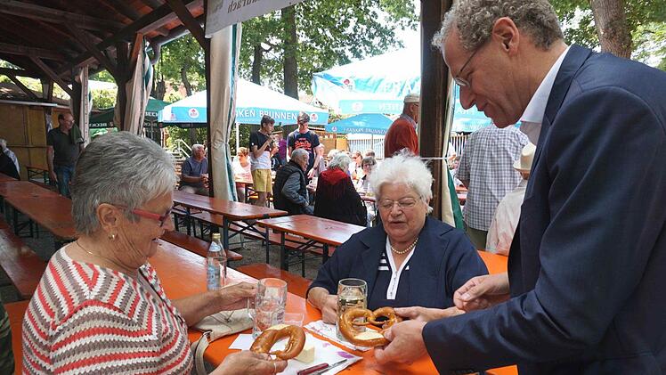 Liesel Volkert (l.) war bestens vorbereitet und hatte Butter mitgebracht.    Foto: Richard Sänger