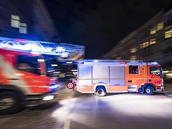 Rund 200 Feuerwehrleute rückten am Samstag zu einem Garagen-Brand in Bad Staffelstein aus. Symbolfoto: Tobias Seelinger/Adobe Stock