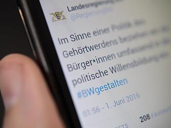 Ein Tweet mit dem geschlechtsneutral formulierten Wort "Bürger*innen" ist auf einem Mobiltelefon zu sehen.