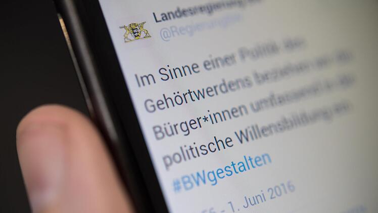 Ein Tweet mit dem geschlechtsneutral formulierten Wort "Bürger*innen" ist auf einem Mobiltelefon zu sehen.