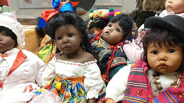 Aus einer privaten Sammlung konnte das Coburger Puppenmuseum 2021 23 Puppen der Serie "Kinder der Welt" übernehmen, die von Museumsgründerin Carin Lossnitzer gestaltet wurden. Foto: Simone Bastian
