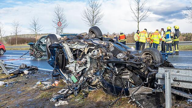 Zwei Tote nach massivem Frontalzusammensto&szlig; auf der B4