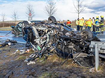 Zwei Tote nach massivem Frontalzusammenstoß auf der B4 Zwei Tote nach massivem Frontalzusammenstoß auf der B4