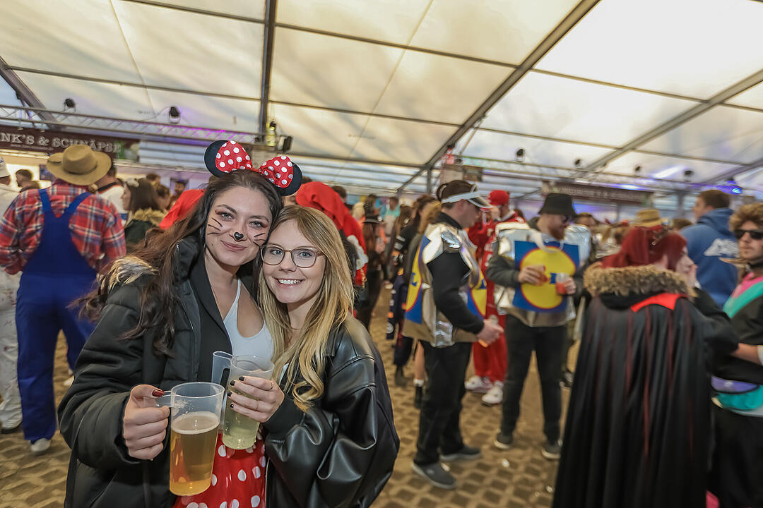 Im großen Festzelt wurde richtig gefeiert!