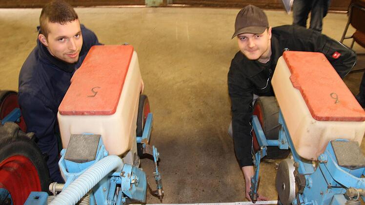 Randy Diez und Christoph Benchiser sind gelernte Landwirte und machen gerade die Meisterausbildung. Beim Berufswettbewerb messen sie am Maissägerät den perfekten Reihenabstand.