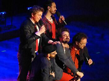 Schlussbild im Großen Saal: "Viva Voce" mit (stehend, v.l.) David Lugert und Mateusz Phouthavong sowie (kniend) Jörg Schwartzmanns, Bastian Hupfer und Heiko Benjes. Foto: Ahnert