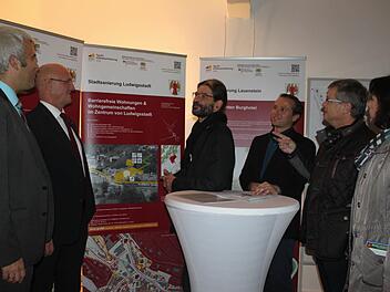 Sie wollen es versuchen, Ludwigsstadt zusammen mit den Bürgern voranzubringen (v. l.): Bürgermeister Timo Ehrhardt, Gebietsdirektor Nord der Sparkasse, Peter Goihl, Gunter Schramm, Lars Strobel, Vorstandsmitglied der Raiffeisen-Volksbank Georg Feder und die Zweite Bürgermeisterin Eva Jahn Foto: Veronika Schadeck