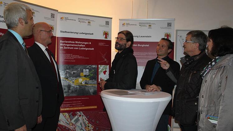 Sie wollen es versuchen, Ludwigsstadt zusammen mit den Bürgern voranzubringen (v. l.): Bürgermeister Timo Ehrhardt, Gebietsdirektor Nord der Sparkasse, Peter Goihl, Gunter Schramm, Lars Strobel, Vorstandsmitglied der Raiffeisen-Volksbank Georg Feder und die Zweite Bürgermeisterin Eva Jahn Foto: Veronika Schadeck