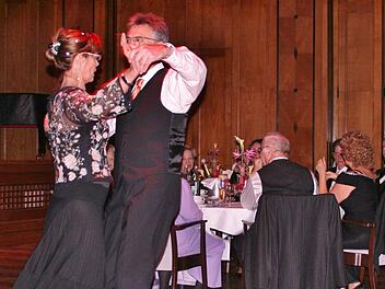 Die Dinnerpausen wurden für elegante Tänze genutzt. Foto: Werner Vogel