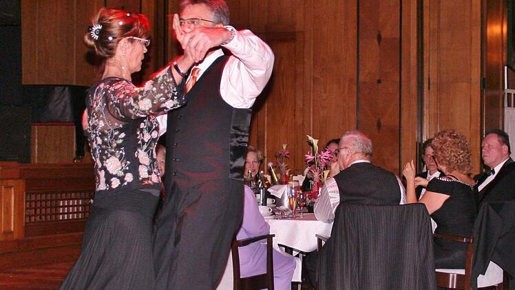 Die Dinnerpausen wurden für elegante Tänze genutzt. Foto: Werner Vogel