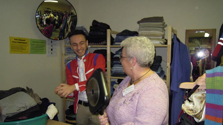Zum Scherzen aufgelegt: Helal Abdulghani und die ehrenamtliche Helferin Irmgard Prucha beim Begutachten der Spenden. Foto: Julia Raab
