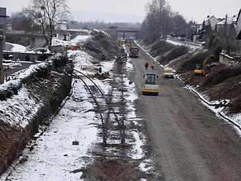 Hier ging's früher nach links in Richtung Ebern ab: Blick auf die ICE-Baustelle am Breitengüßbacher Friedhof mit dem Abzweig der Nebenstrecke, während schon eifrig an der Erweiterung der Trasse, die zwei weitere Schienenstränge aufnehmen muss, gebaggert wird. Die Brücke im Hintergrund (die nach Unteroberndorf führt) muss komplett abgerissen und neu aufgebaut werden. alle Fotos: Ronald Rinklef