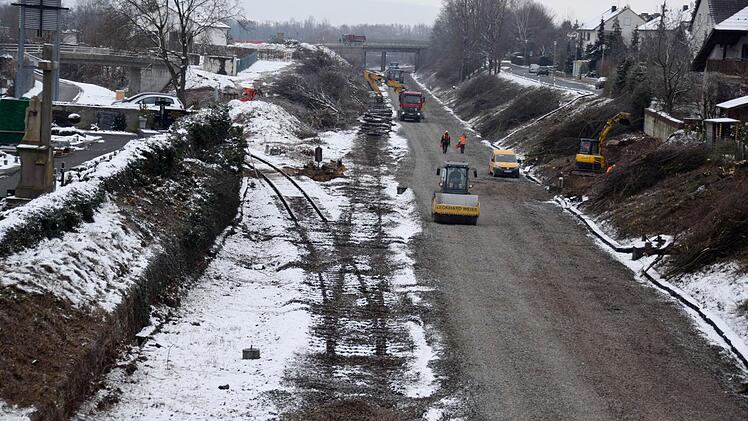 Hier ging's früher nach links in Richtung Ebern ab: Blick auf die ICE-Baustelle am Breitengüßbacher Friedhof mit dem Abzweig der Nebenstrecke, während schon eifrig an der Erweiterung der Trasse, die zwei weitere Schienenstränge aufnehmen muss, gebaggert wird. Die Brücke im Hintergrund (die nach Unteroberndorf führt) muss komplett abgerissen und neu aufgebaut werden. alle Fotos: Ronald Rinklef