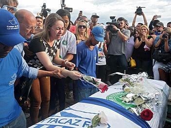 Der Verein Chapecoense hat seine besten Fu&szlig;ballspieler bei dem Absturz in Kolumbien verloren - auf dem Weg zum Finalspiel um den S&uuml;damerika-Cup. Nun wird den Toten posthum der Titel verliehen. Foto: Antonio Cruz/epa/dpa