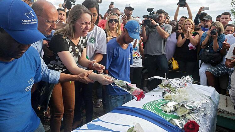 Der Verein Chapecoense hat seine besten Fu&szlig;ballspieler bei dem Absturz in Kolumbien verloren - auf dem Weg zum Finalspiel um den S&uuml;damerika-Cup. Nun wird den Toten posthum der Titel verliehen. Foto: Antonio Cruz/epa/dpa