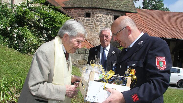 Die Feuerwehr brachte einen Geschenkkorb mit Spezialitäten mit. Foto: Sonny Adam