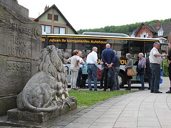 Haltestelle am Alten Rathausplatz: Im Mai machte sich der Stadtrat ein Bild von der Lage und befürwortete den neuen Standort. Foto: Ulrike Müller