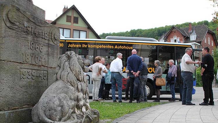 Haltestelle am Alten Rathausplatz: Im Mai machte sich der Stadtrat ein Bild von der Lage und befürwortete den neuen Standort. Foto: Ulrike Müller
