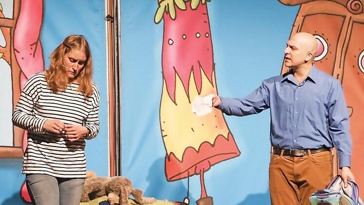 Henrietta (Katja Dietzold) und ihr Vater (Joschi Vogel) in einer Szene, wie sie die meisten Familien wohl nur zu gut kennen. Mit der "Leuchtrakete" (oben) geht's auf Entdeckungsmission.  Fotos: Barbara Herbst