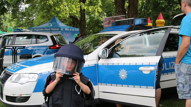 Ein paar Zentimeter sollte dieser Knirps noch wachsen - noch ist das Outfit zu groß. Foto: Sebastian Schanz