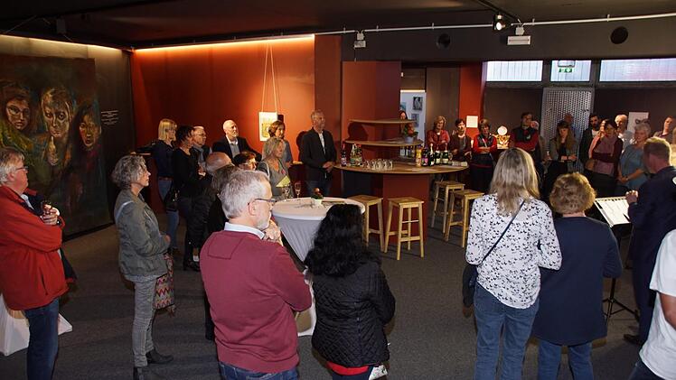 Großes Interesse herrschte an der Vernissage zur Werkausstellung "Heimspiel" von Lisa Wölfel im Bibelkeller Haßfurt.