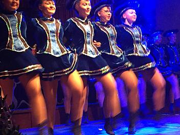 Disziplinierte Tanzformation: die uniformierte Jugendgarde Pauline Lindner